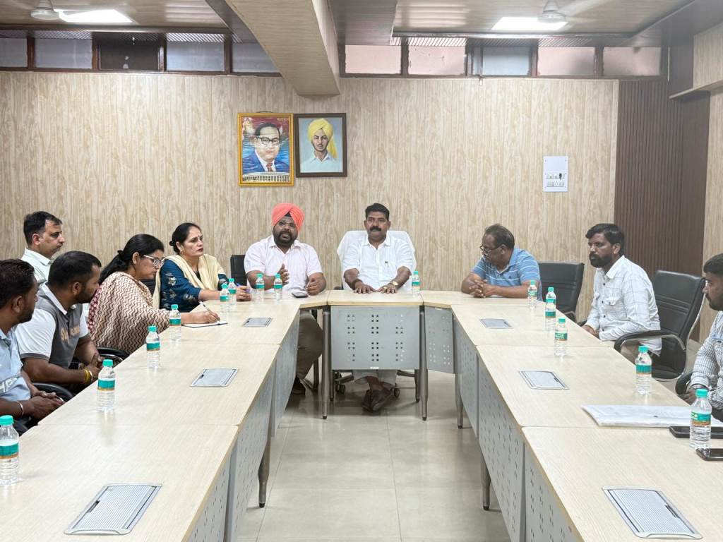 ViceChairman of Punjab State Safai Karamchari Commission Shri Surinder Kalyan hears grievances of Municipal Council Dera Bassi sanitation workers
